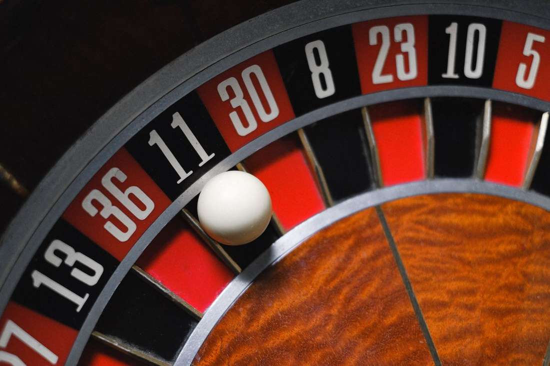 Roda roulette di meja kasino dengan dealer